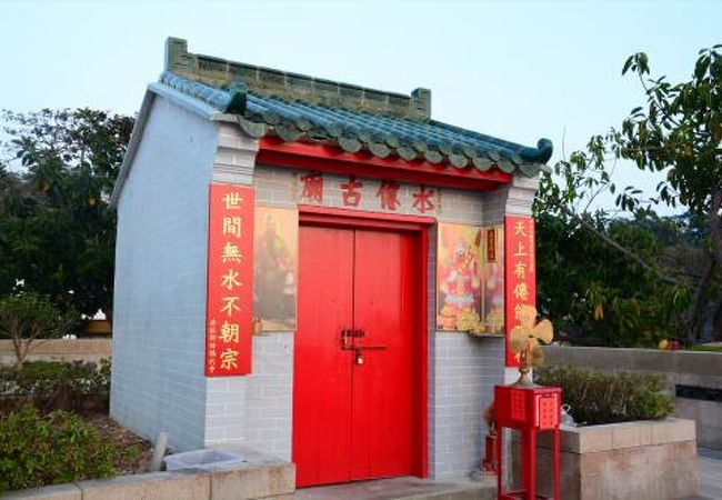 （香港）赤柱の海岸線をのぞむ小さな廟
