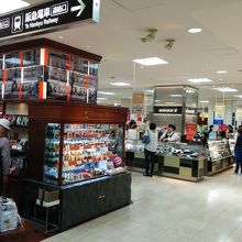 地下食料品売場にて