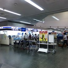 全日空カウンター。
