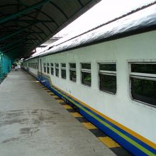 スラバヤ駅に到着した列車！客車外観はこんな感じ！