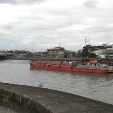 サンチャゴ要塞からパッシグ川を見る」