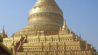 バガンを代表する金ﾋﾟｶの仏塔