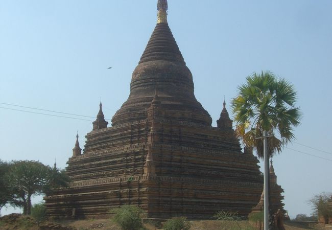 廃墟になったレンガ造りの僧院