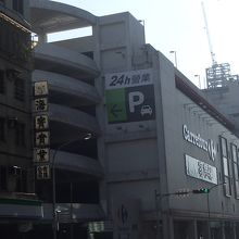 カルフール裏の駐車場ビルでございます