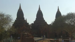 3連結の仏塔