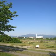 夕焼けの丘から広い河川敷に大山、丹沢の山並み