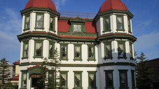 赤い屋根が目を引きます