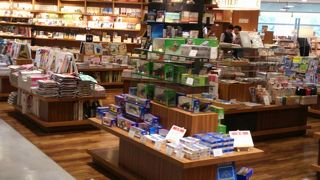空港の本屋さんとしては充実しています。
