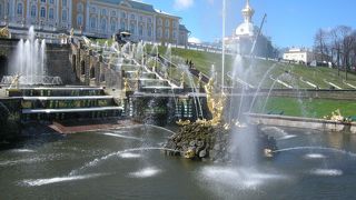 フィンランド湾を臨む宮殿