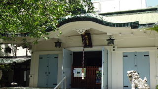 繁華街の中にあります