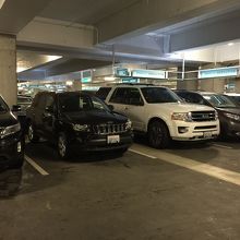 エクゼクティブ・エリアで車を選別。