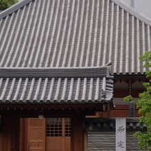 屋根に葵の金御紋