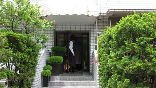 美味しい料理と優雅な時間を過ごせるレストランです。一つ一つの料理綺麗で、とにかく美味しいですよ