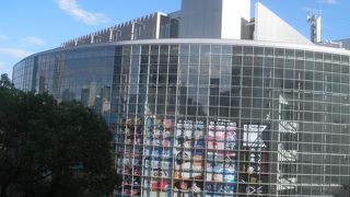 ガラス張りの美しいビル