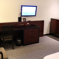 テレビは32インチ位のSONY製だったと思うが部屋には小さめ