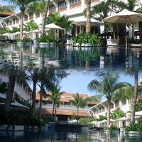 ロビーから見たプール