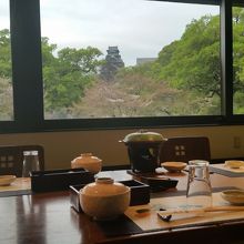 城が見えます。城が見えるほうが上座だそうで。