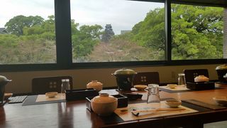 お城の見える部屋で会食をしました。