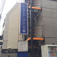 商店街のはずれにあります。