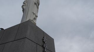 海を見守る聖母像