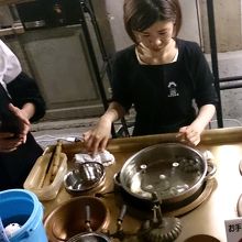 繭から糸を繰り出しています