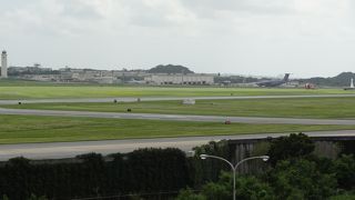 嘉手納基地の飛行場が一望できるスポット