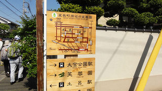 閑静な住宅街にあり