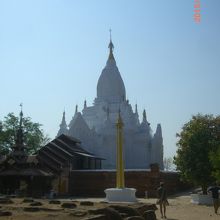 修復直後かやたら白さが目立つ村内の寺院