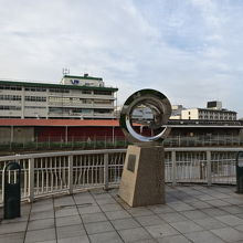 後ろの壁やフェンスの作業員はユニークディスプレイ