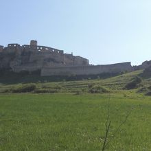 正面にスピシュ城を見上げながら草原を歩いて行きます。