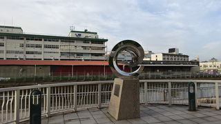 碑だけでなく、背景にも注目！８時間労働発祥の地