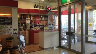 MALLの入口近くにあります。