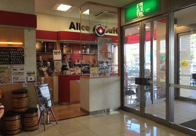MALLの入口近くにあります。