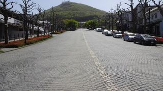 気持ちの良い石畳の坂道。