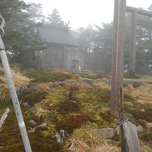 弥山山頂の神社と錫状