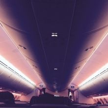 照明はアラブ系独特の「怪しい色」です。