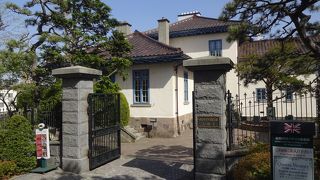 意外に地味目な建物。