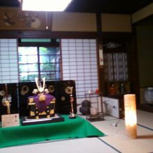 五月の店内には兜が飾ってありました。