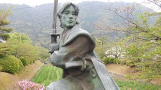 岩国・錦帯橋と佐々木小次郎は関係ありません。とってつけた銅像です。とは言うものの、格好良いです。