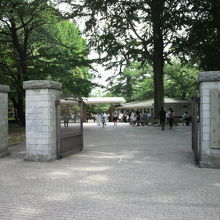 新宿駅に近い新宿門の全景です。