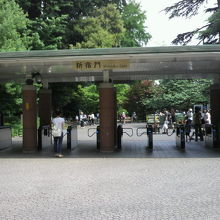 入場券を券売機で購入し、門のゲートにバーコードをかざします。