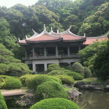 緑に囲まれた池のほとりに台湾風建物が建てられています。