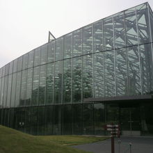 大木戸門の南側に大きな大温室があります。見応えのある施設です