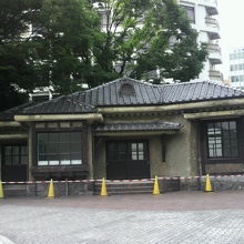 伝統を感じさせる洋風の大木戸門衛所の建物です。