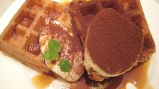 ワッフルが充実している。女性客が多い。喫茶店とカフェの雰囲気を足して2で割った感じ。