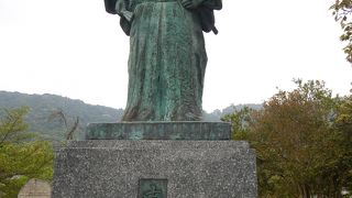 錦帯橋を渡ると両側の土産物屋に気を取られますが、正面を見るとこの銅像ににらみつけられていました。