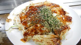 広島駅2階のお好み焼き屋街のなかで、客の入りは中くらいでした。仕事は手際よかったです。