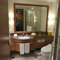 バスルームの扉を開けると、左にバスタブ、右にトイレ