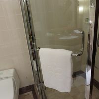 シャワーとトイレがあります