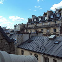 部屋の窓からの景色です。パリって感じです。